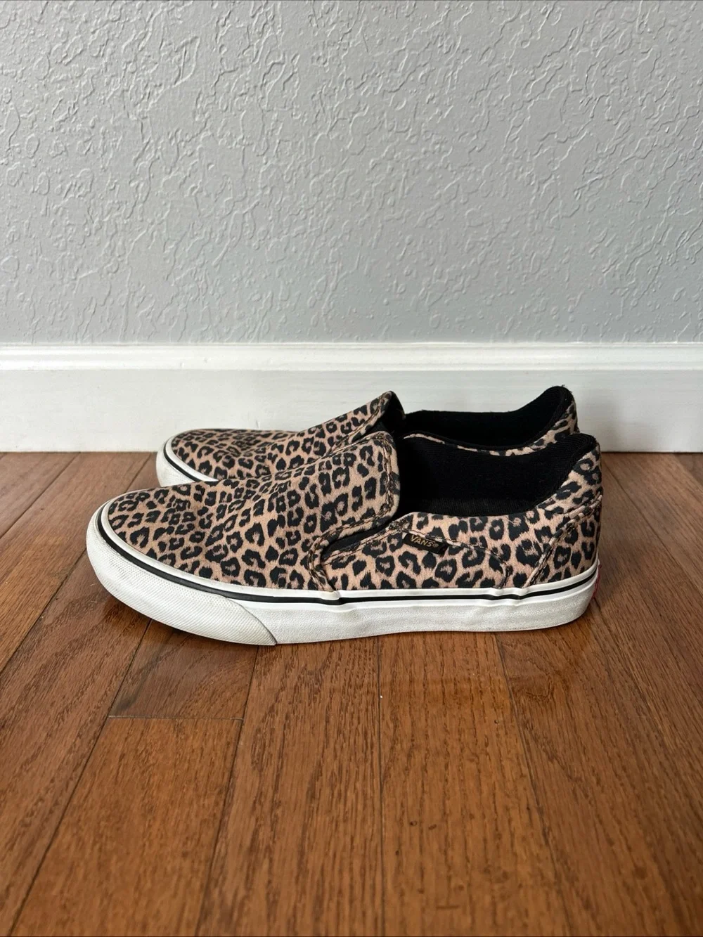Vans Sneakers Slip On Shoes Leopard Print Women’s Size 8.5 Black Brown